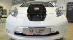 белый электромобиль nissan зарядка