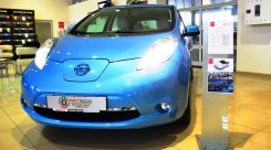 синий электромобиль nissan
