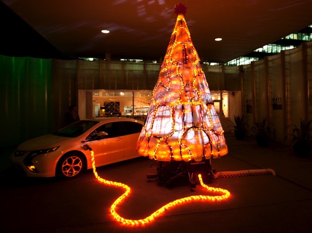 gary-cards-electric-christmas-tree-made-of-vauxhall-ampera-parts-for-the-finale-of-the-vauxhall-ampera-season-13541989951